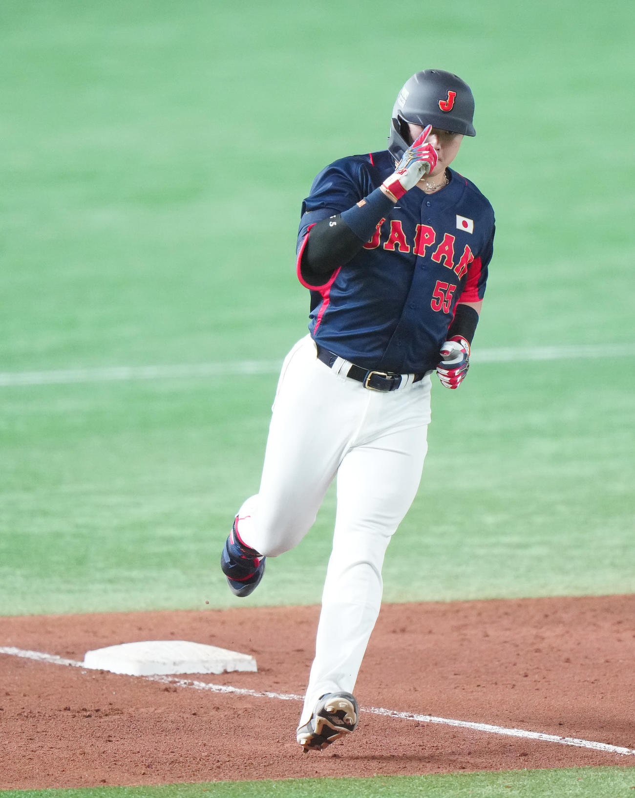 巨人対日本代表　8回表日本代表1死一塁、右中間に2点本塁打を放った村上（撮影・江口和貴）