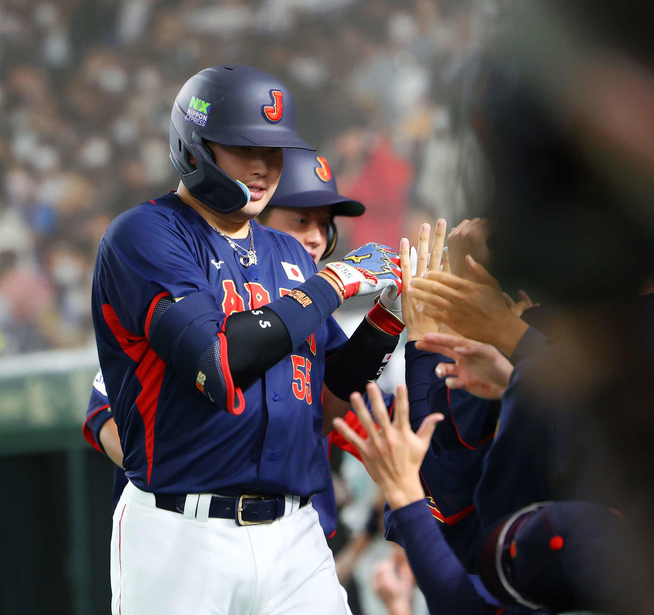 巨人対日本代表　8回表日本代表1死一塁、右中間に同点2点本塁打で生還し、ベンチナインに迎えられる村上（撮影・河田真司）