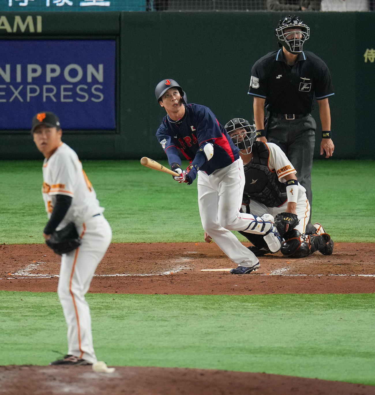 巨人対日本代表　8回表日本代表1死、左越えソロ本塁打を放つ山田。投手堀岡（撮影・垰建太）