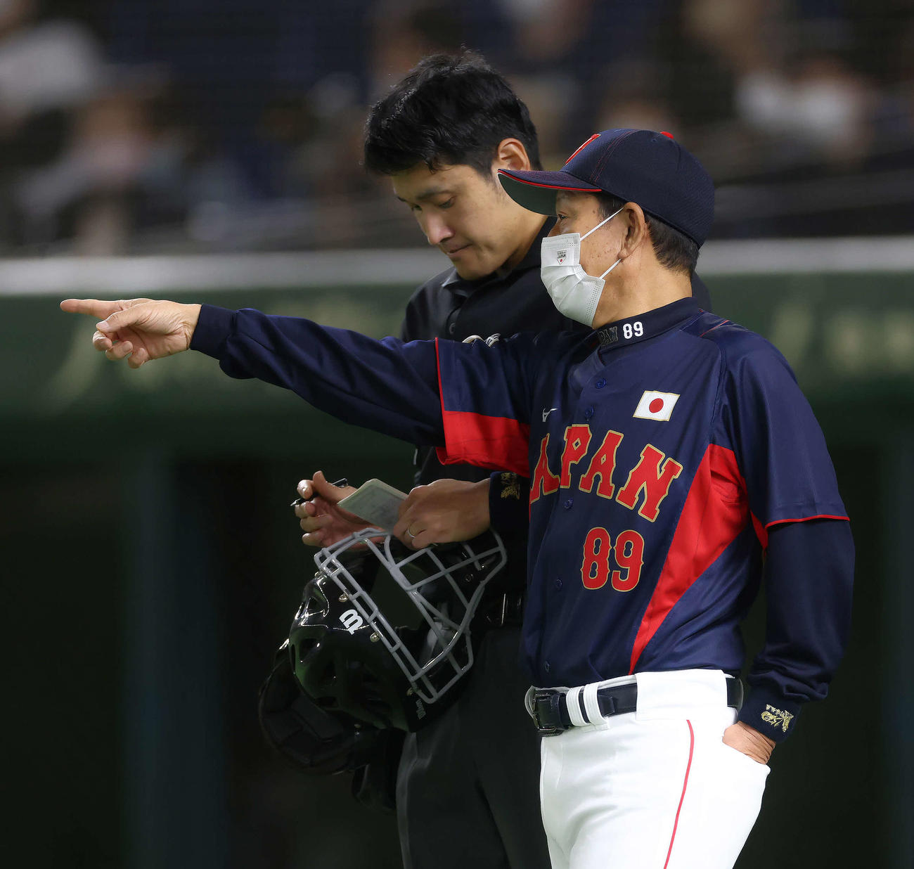 巨人対日本代表　試合後タイブレーク戦で選手交代を告げる栗山監督（撮影・河田真司）