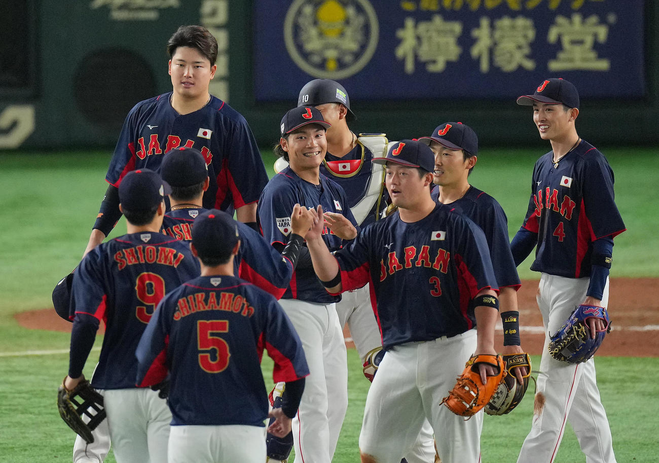 巨人対日本代表　試合を終えタッチを交わす伊藤（中央）ら日本代表ナイン（撮影・垰建太）