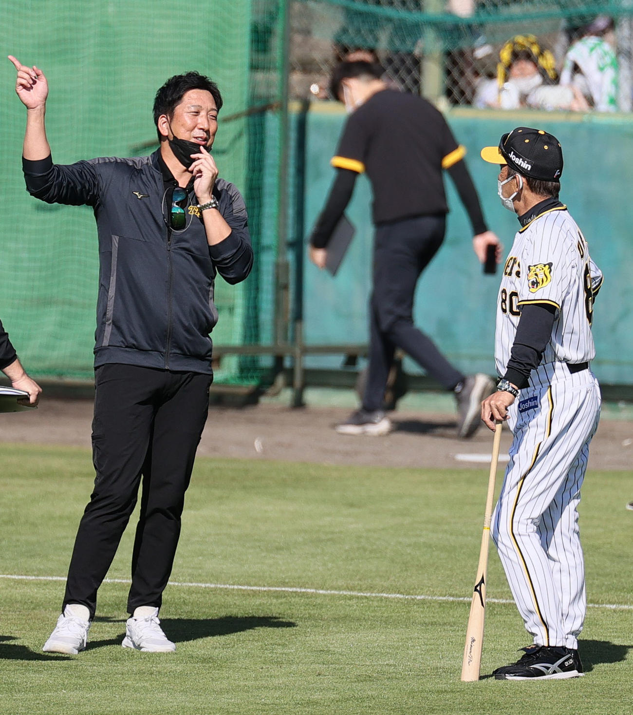 岡田監督（右）とグラウンドで話す藤川SA（撮影・上山淳一）