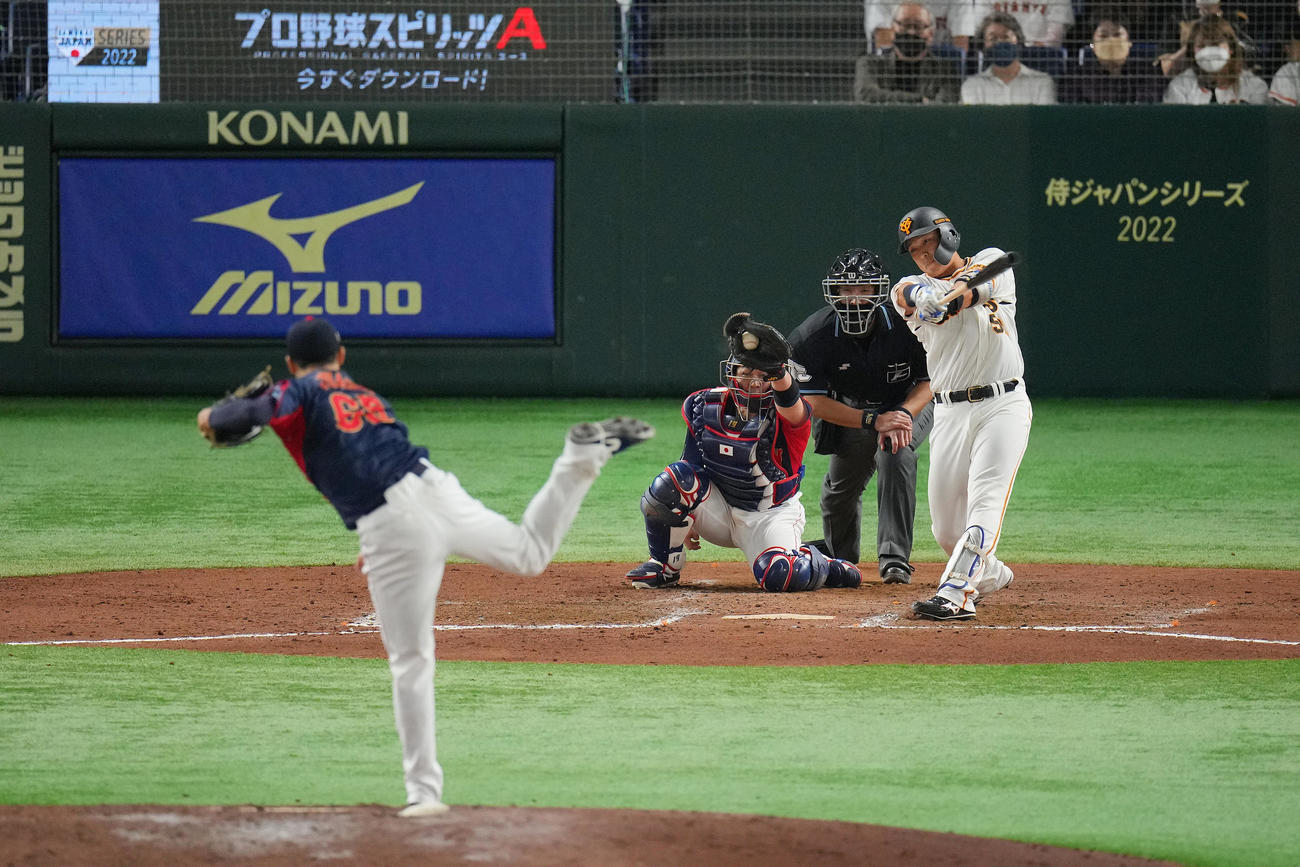 巨人対日本代表　7回裏巨人1死、空振り三振に倒れる北村。投手湯浅（撮影・垰建太）