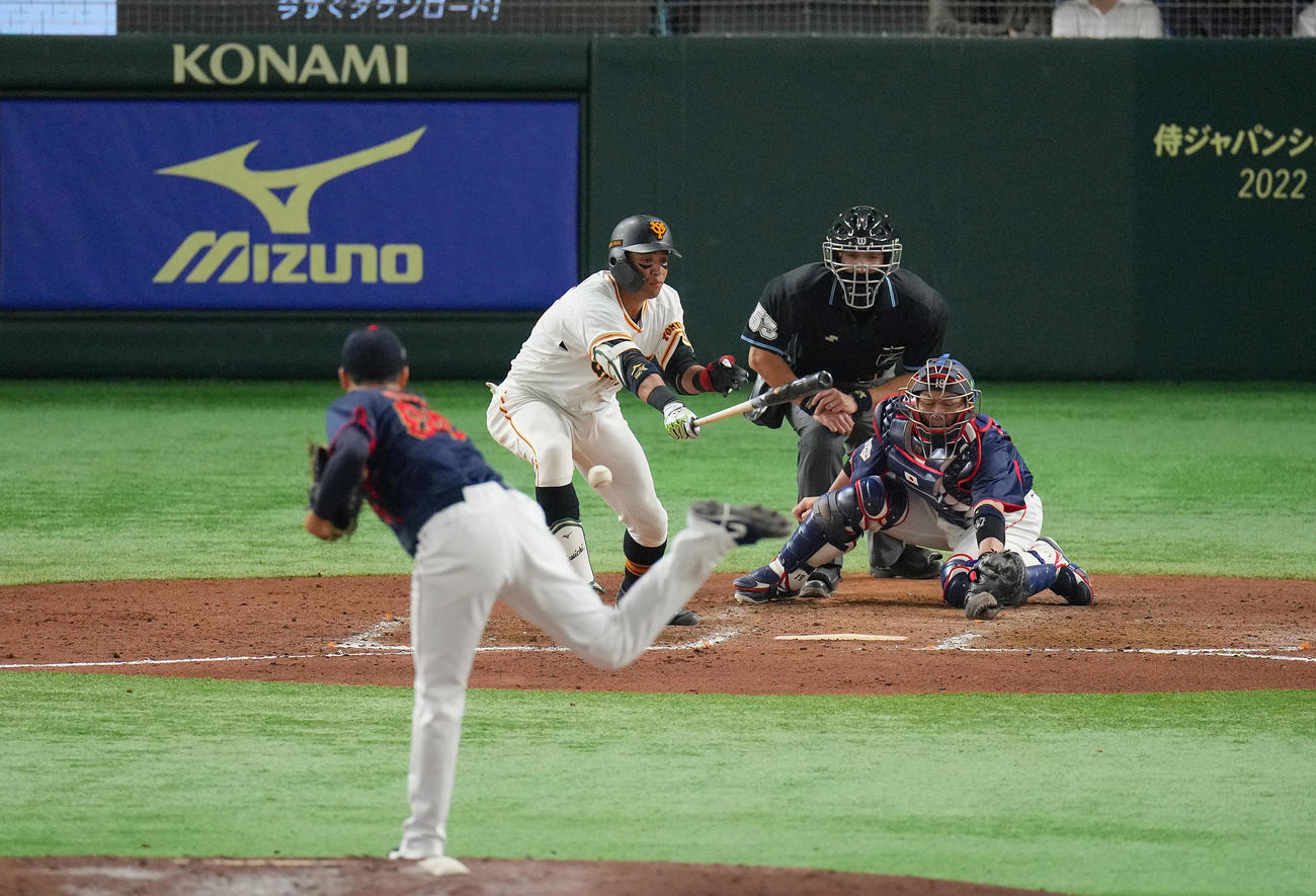 巨人対日本代表　7回裏巨人無死、二ゴロに倒れる保科。投手湯浅（撮影・垰建太）