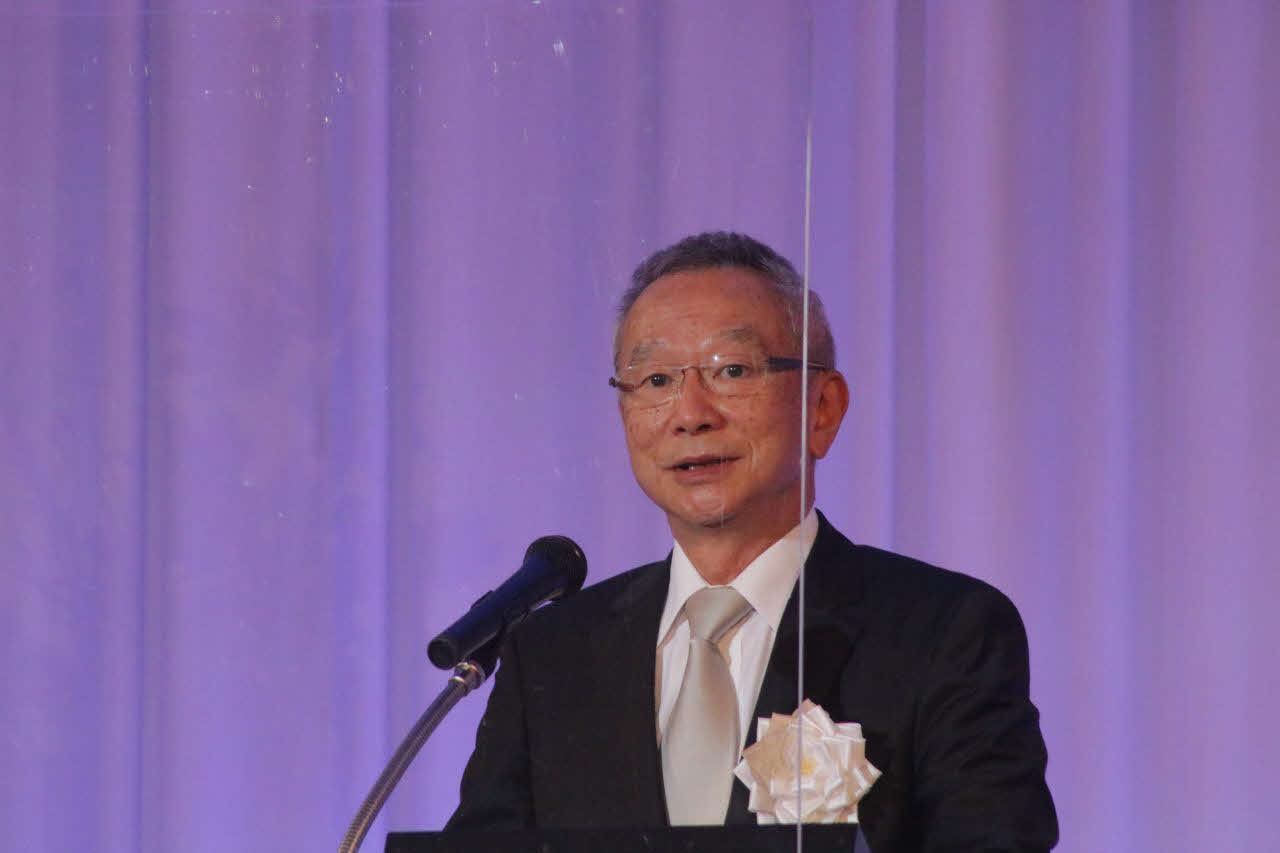 創立100周年記念式典で挨拶する浪商学園・野田理事長（浪商学園提供）