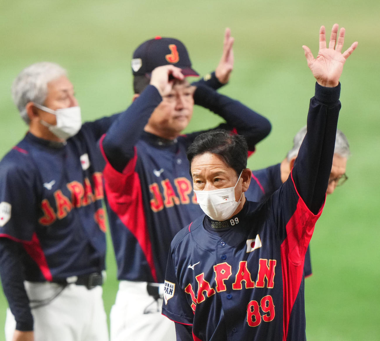巨人対日本代表　試合後、あいさつする日本代表栗山監督（手前）（撮影・江口和貴）