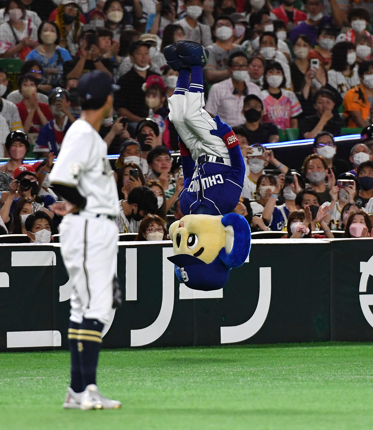 今年のオールスター第1戦で宙返りに成功するドアラ（22年7月26日撮影）