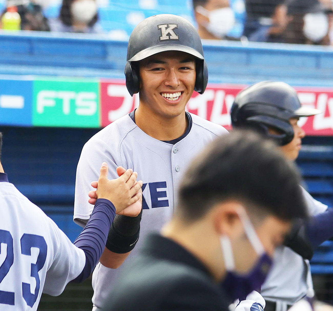 慶大対明大　4回に左前打を放った慶大・清原正吾は、笑顔でベンチに戻る（撮影・野上伸悟）