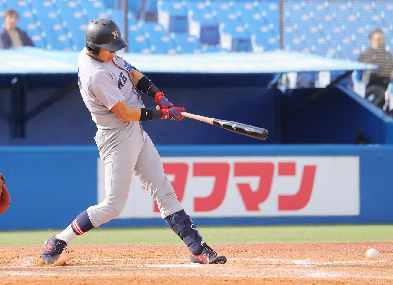慶大対明大　4回表慶大1死一、二塁、左前打を放つ清原（撮影・野上伸悟）