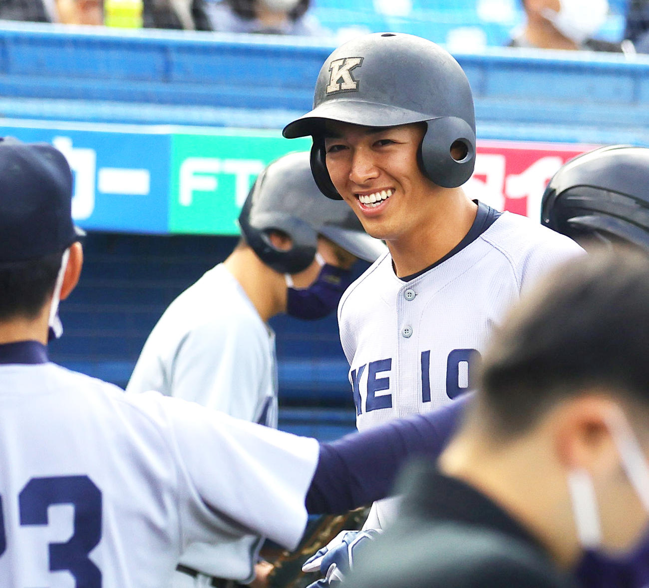 慶大対明大　4回に左前打を放った慶大・清原正吾は、笑顔でベンチに戻る（撮影・野上伸悟）