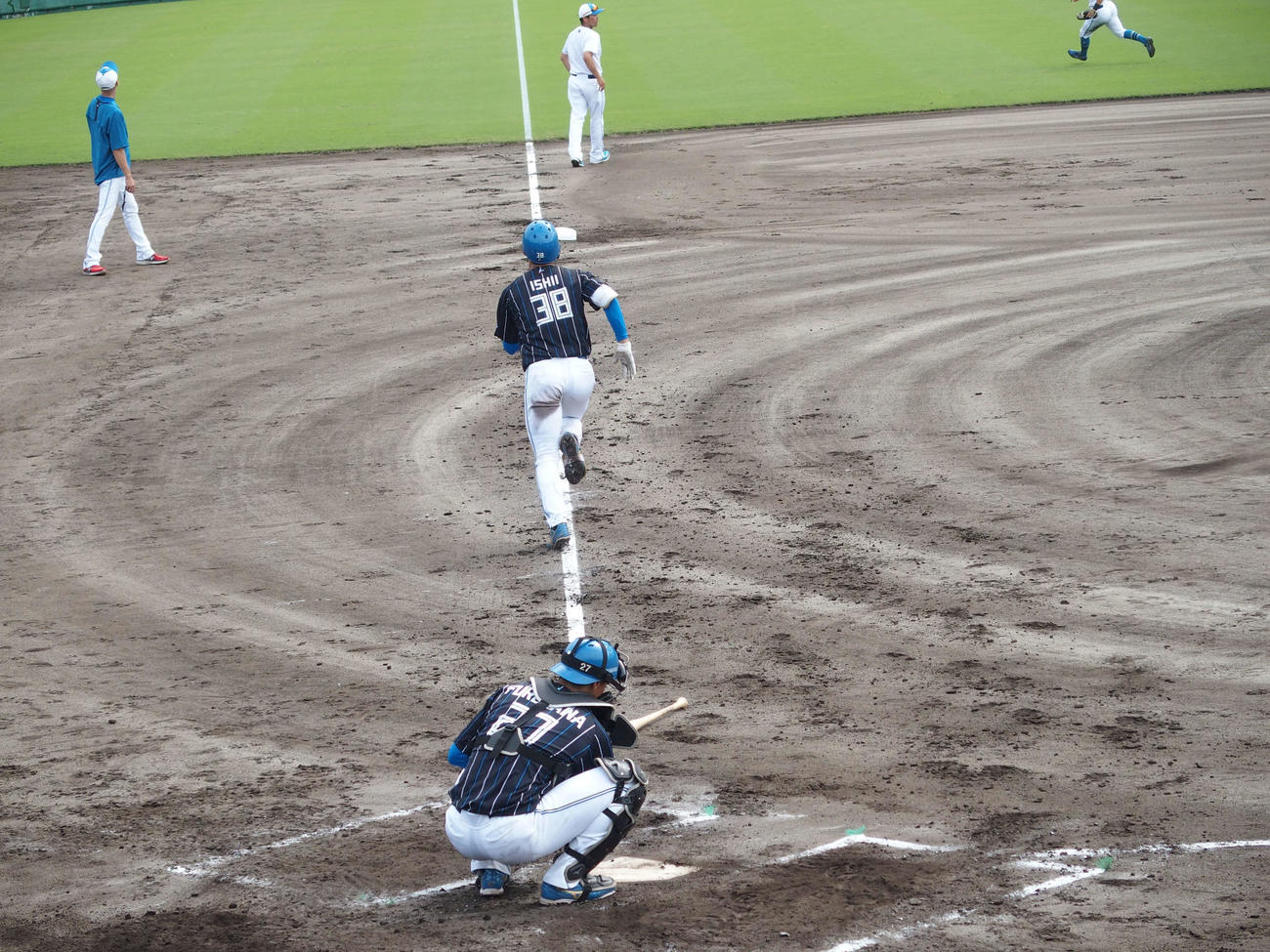 シート打撃で打った後に三塁へ向かって走る日本ハム石井（撮影・中島宙恵）