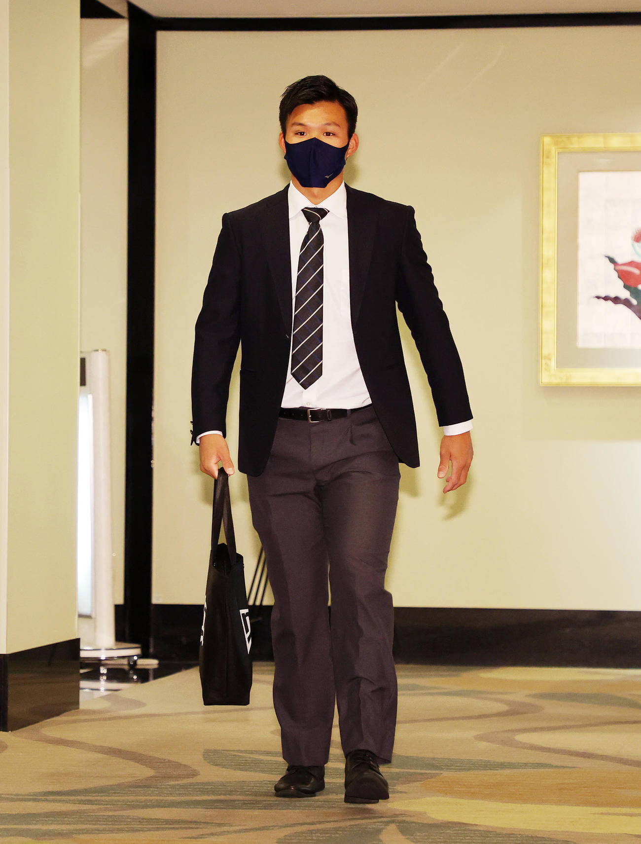 仮契約の会場に入る阪神ドラフト1位指名の中大・森下（撮影・鈴木正人）