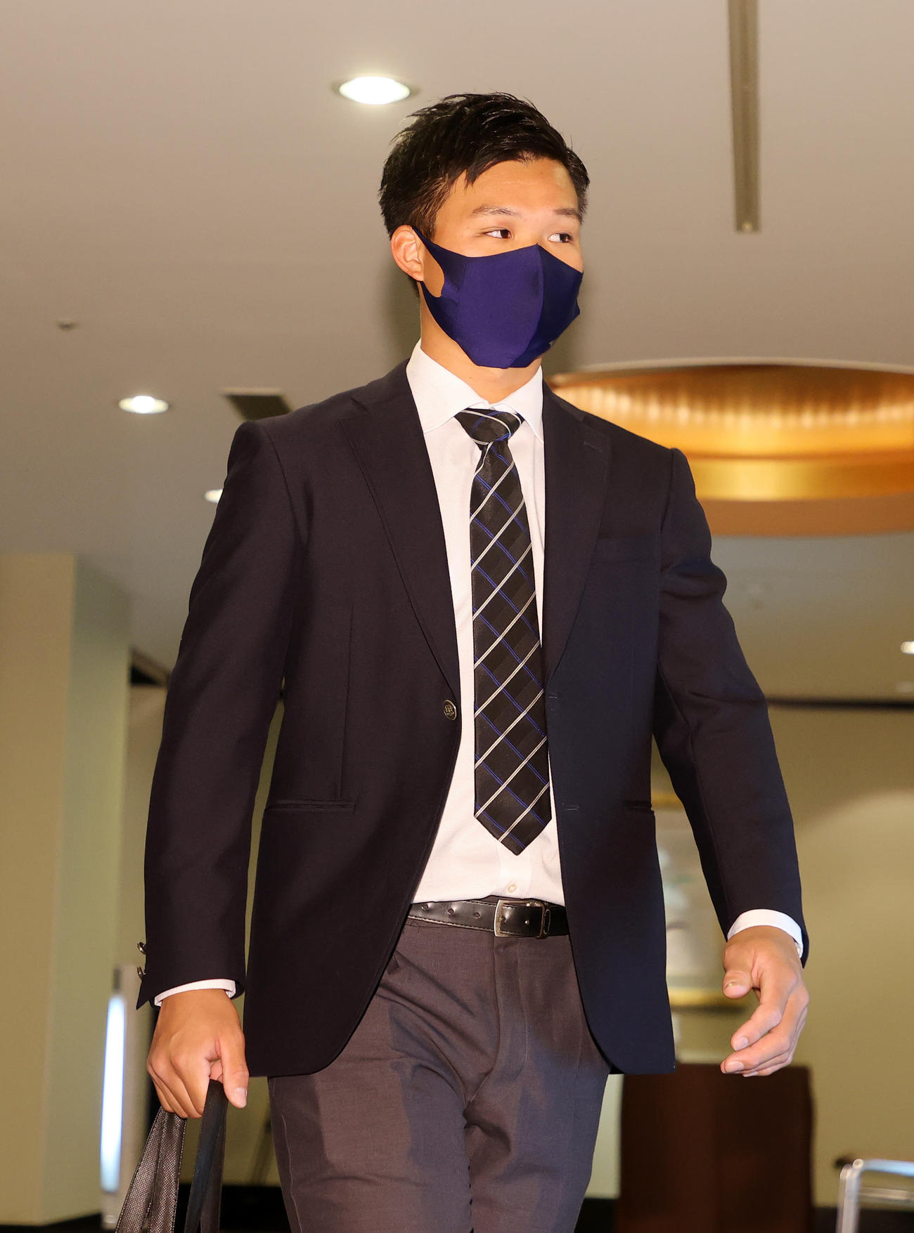 仮契約の会場に入る阪神ドラフト1位指名の中大・森下（撮影・鈴木正人）