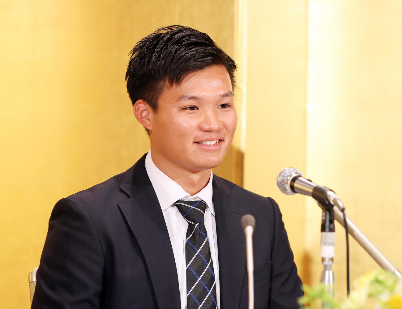 仮契約を終え、会見に臨む阪神ドラフト1位指名の中大・森下（撮影・鈴木正人）