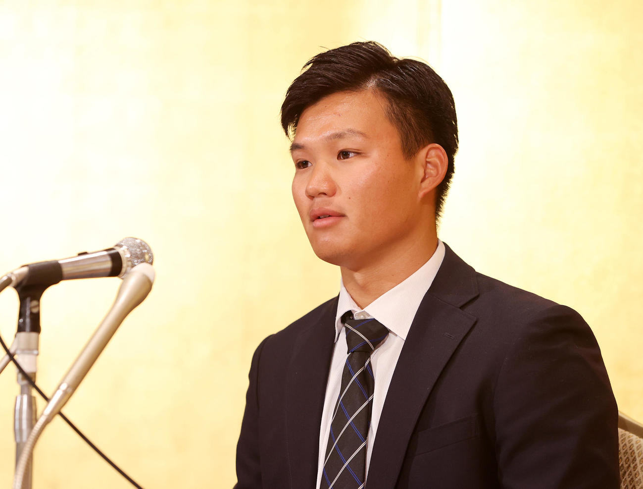 仮契約を終え、会見に臨む阪神ドラフト1位指名の中大・森下（撮影・鈴木正人）