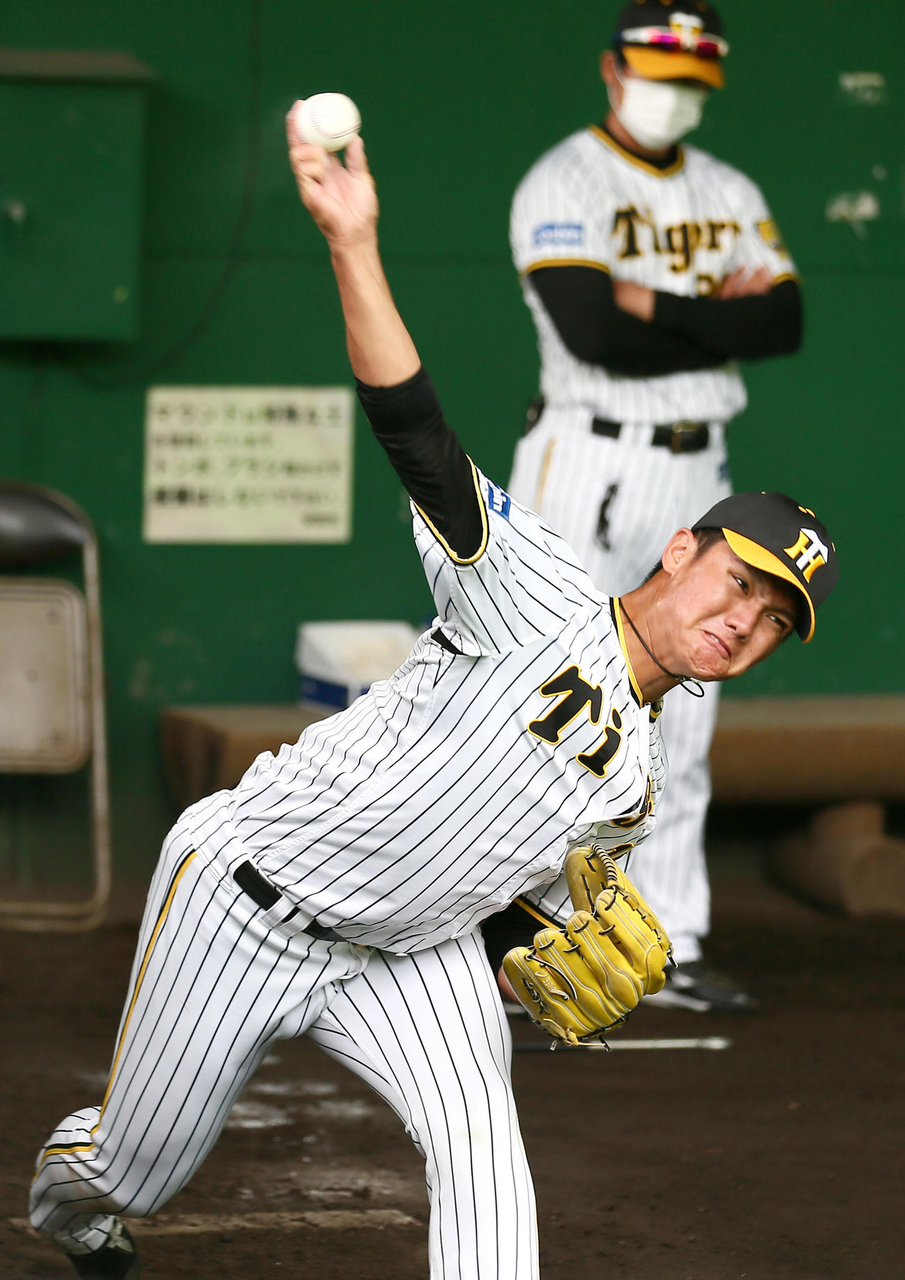 ブルペンで投げ込む西純（撮影・上山淳一）