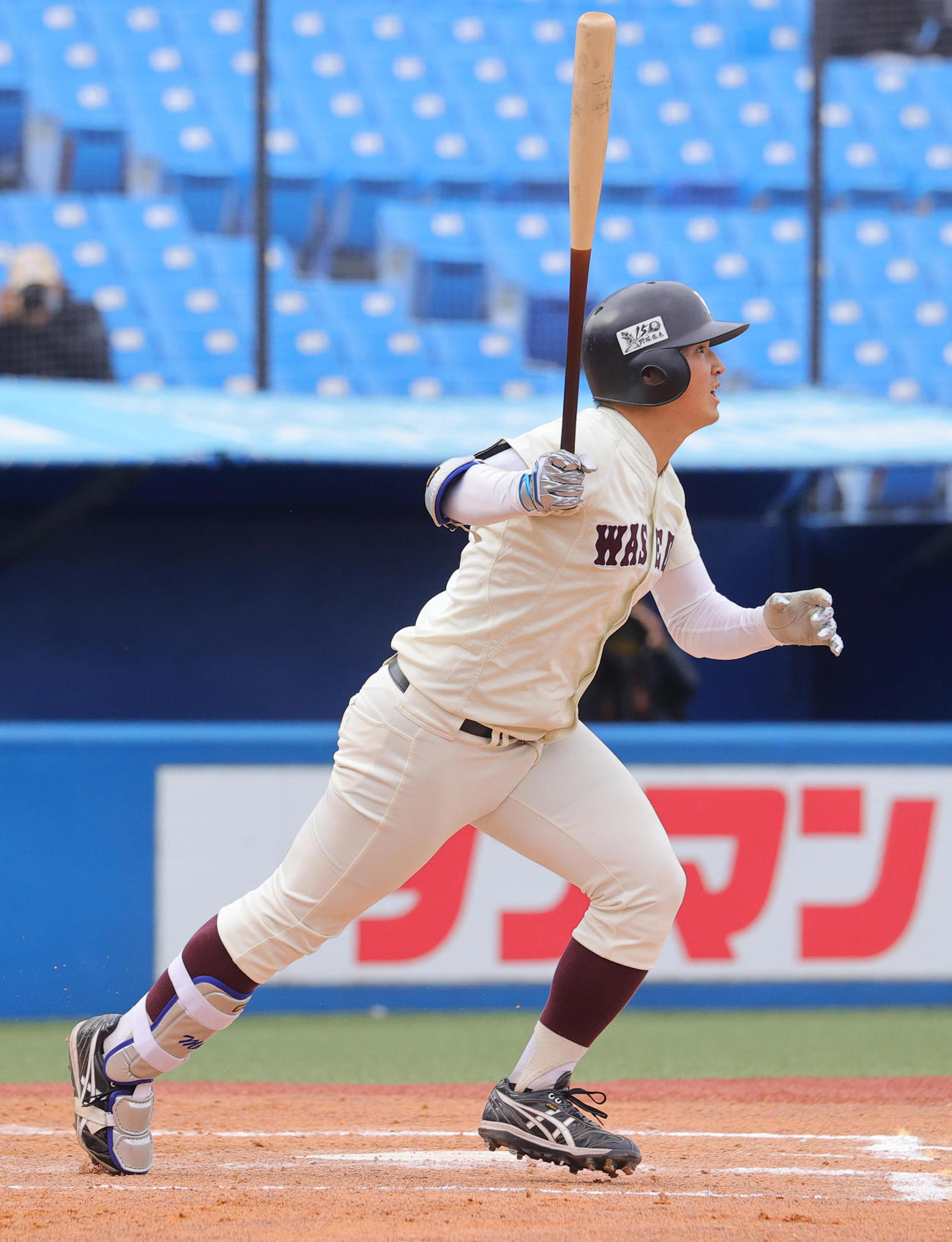 大対早大　8回裏早大1死二、三塁、右2点適時二塁打を放つ前田健（撮影・野上伸悟）