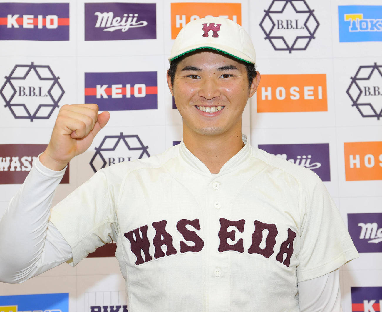 法大対早大　笑顔でガッツポーズの早大・前田健（撮影・野上伸悟）