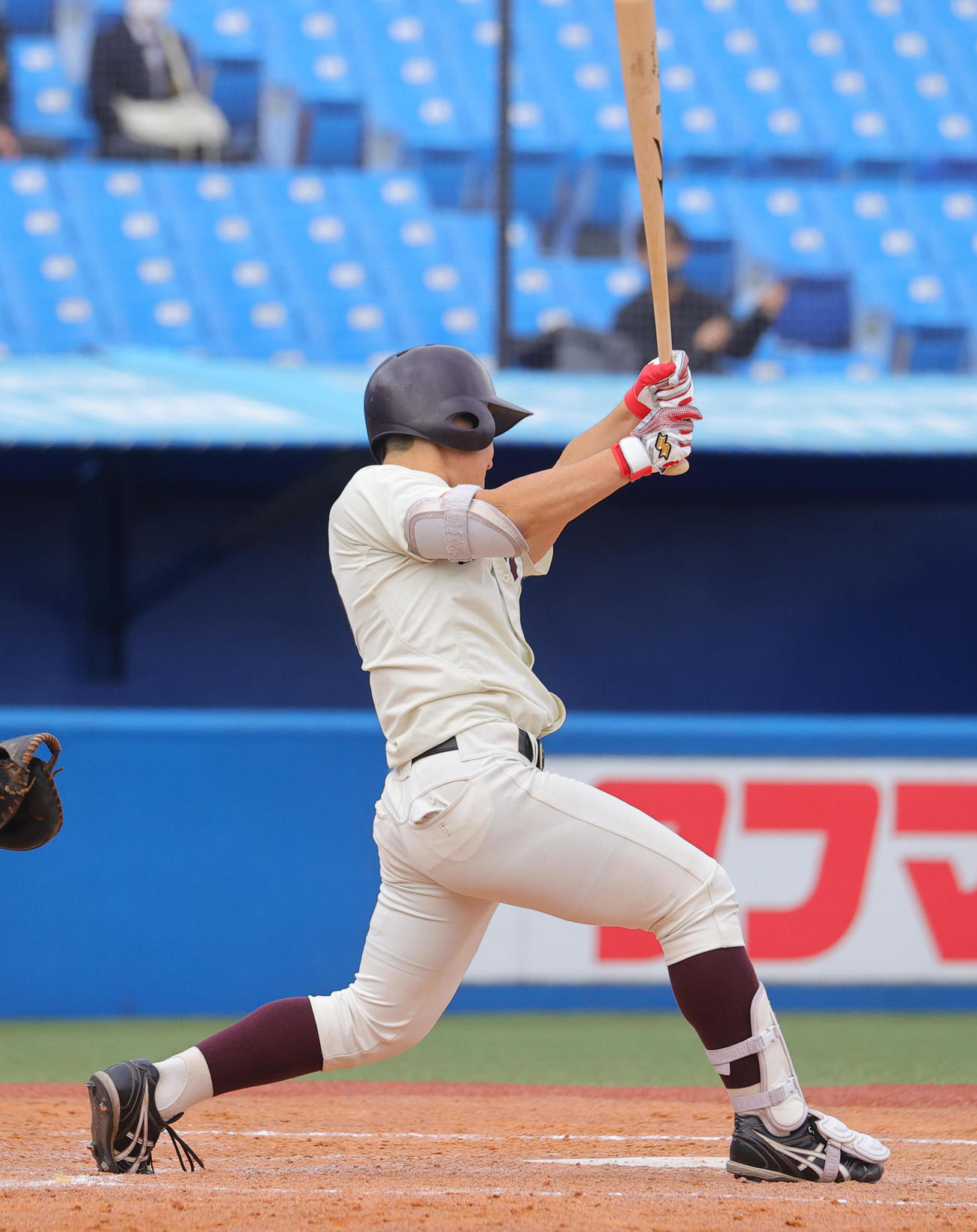 法大対早大　4回裏早大1死三塁、中前適時打を放つ尾瀬（撮影・野上伸悟）