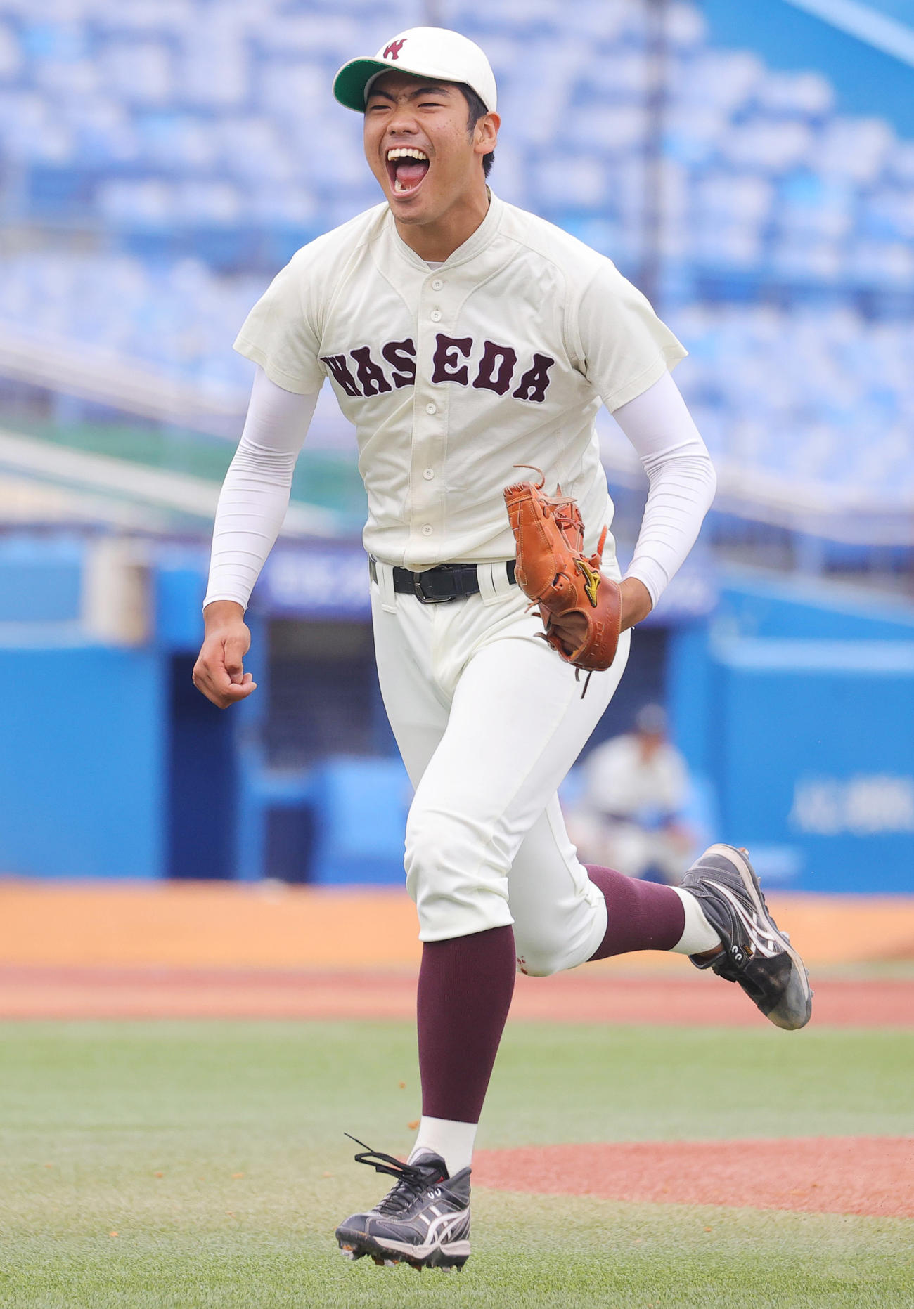 法大対早大　9回表を無失点で終えほえながらベンチに戻る早大・堀越（撮影・野上伸悟）