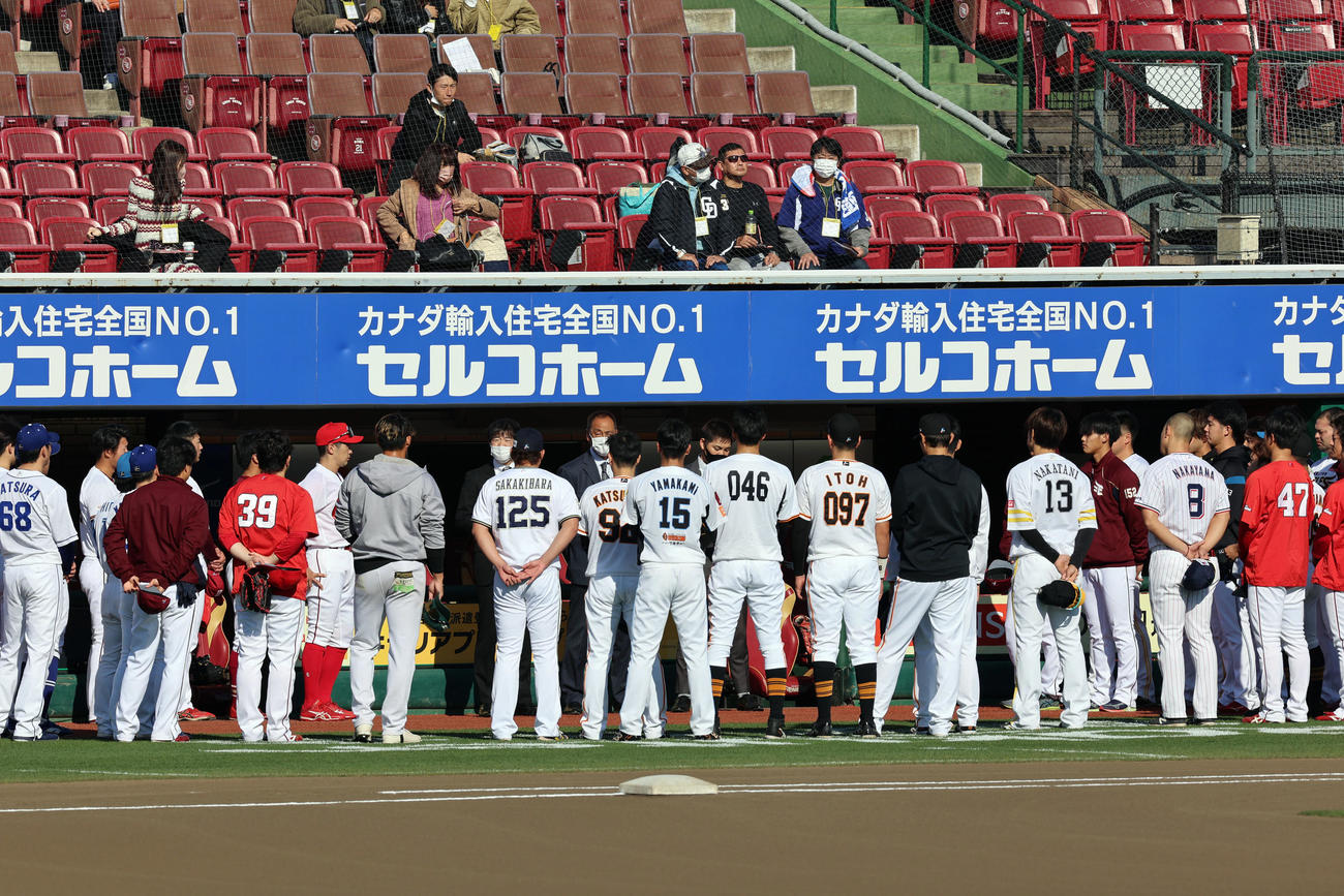 シート打撃前に集合し、説明を受ける選手たち（撮影・狩俣裕三）