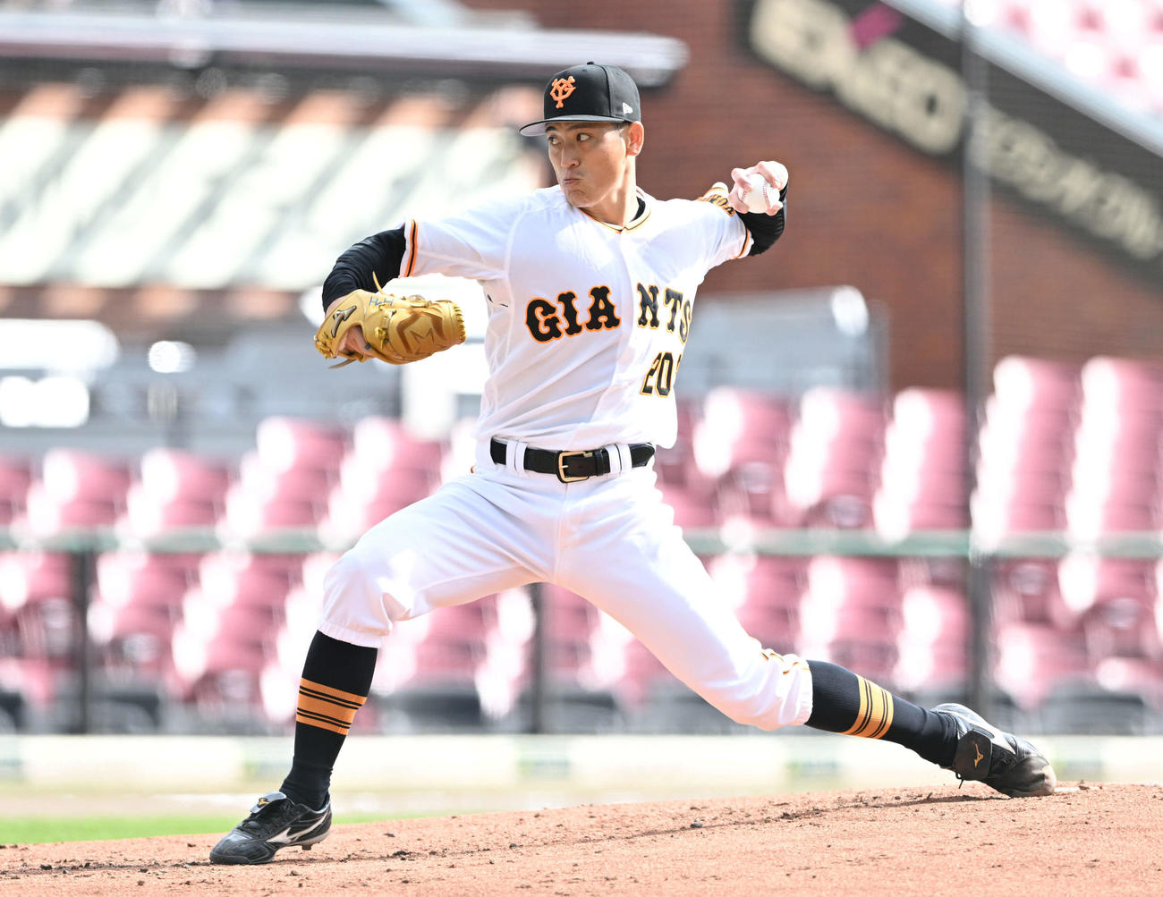 投球する巨人小石（撮影・滝沢徹郎）