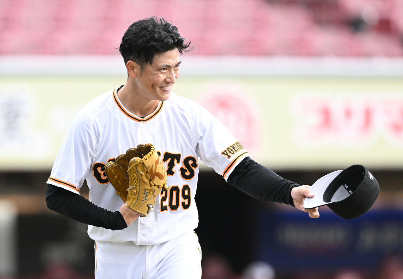 投球を終え笑顔の巨人小石（撮影・滝沢徹郎）