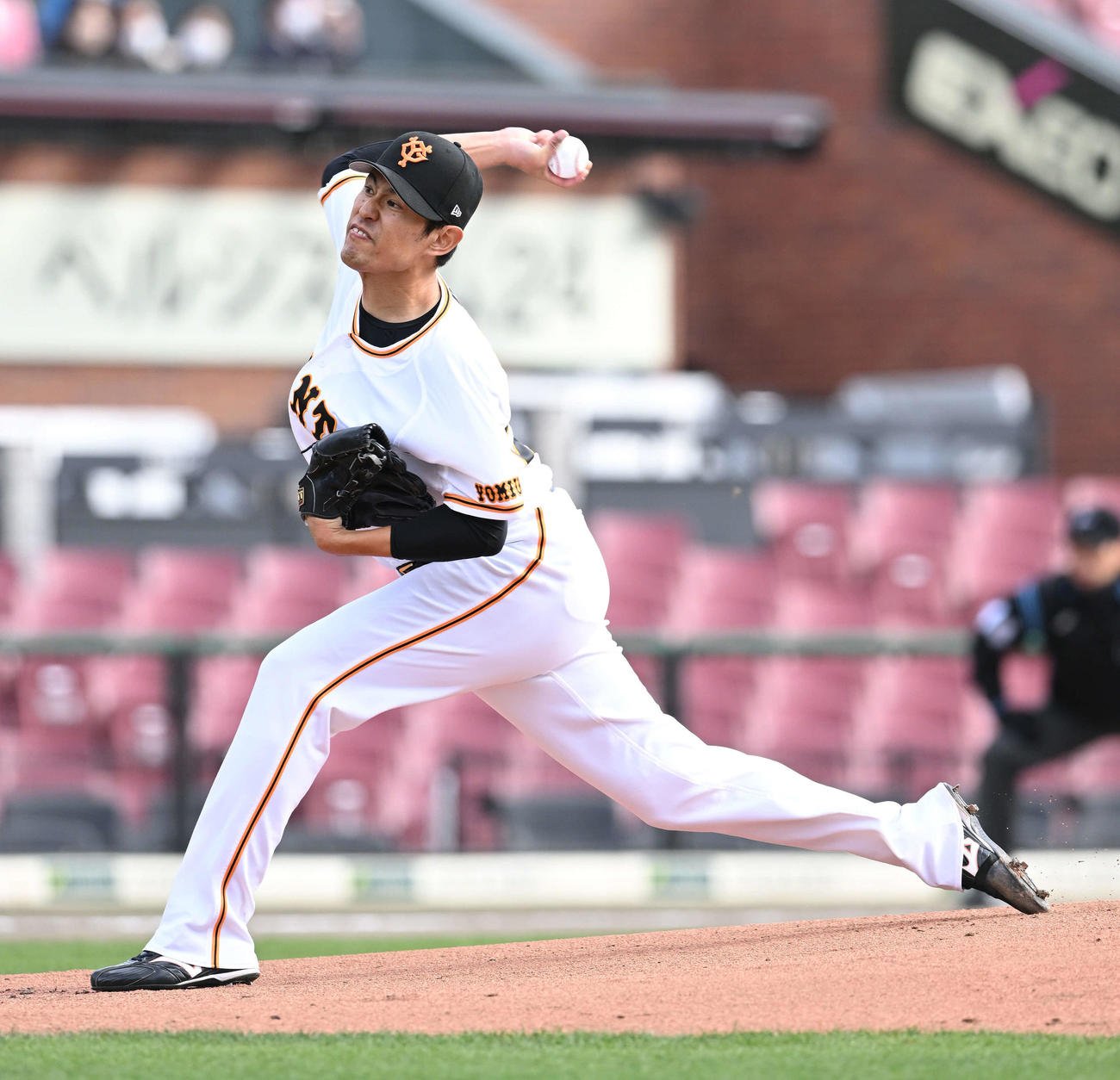 投球する巨人井納（撮影・滝沢徹郎）