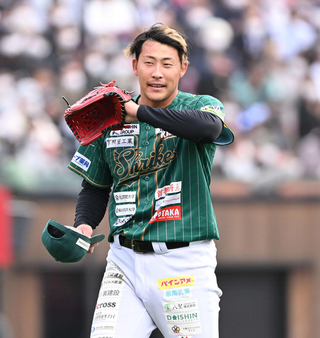 投球を終え引き揚げる元巨人の村上（撮影・滝沢徹郎）