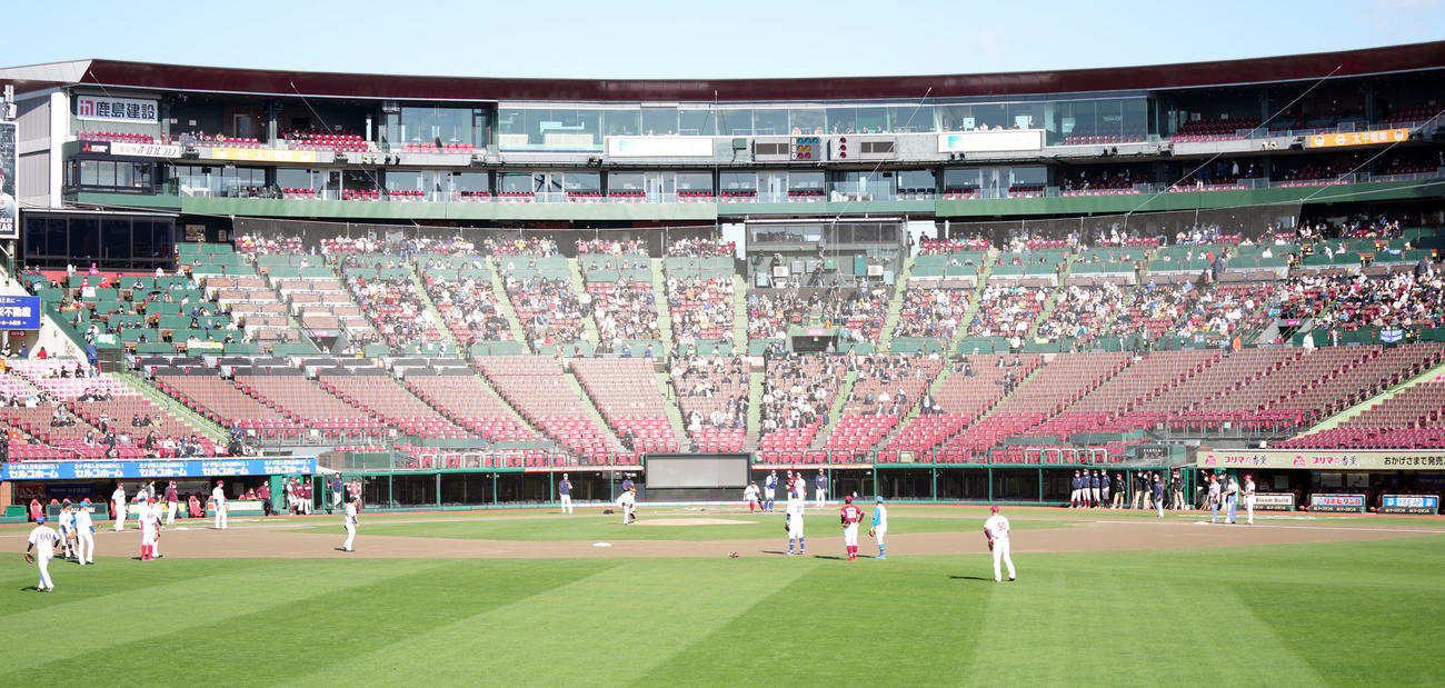 プロ野球12球団合同トライアウト　シートノックを行う選手たち（撮影・狩俣裕三）