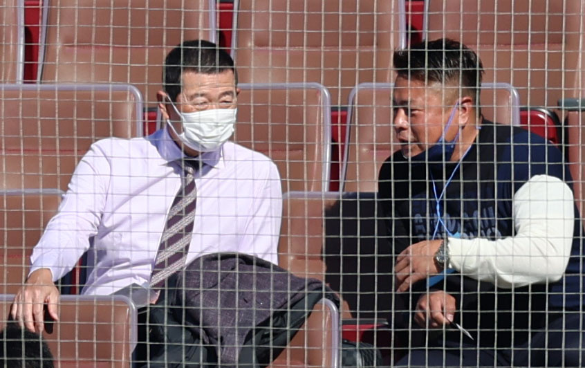 プロ野球12球団合同トライアウト　ネット裏で話をする巨人桑田ファーム総監督（左）と岩村氏（撮影・狩俣裕三）