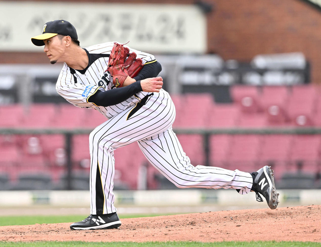 投球する元阪神の一二三（撮影・滝沢徹郎）