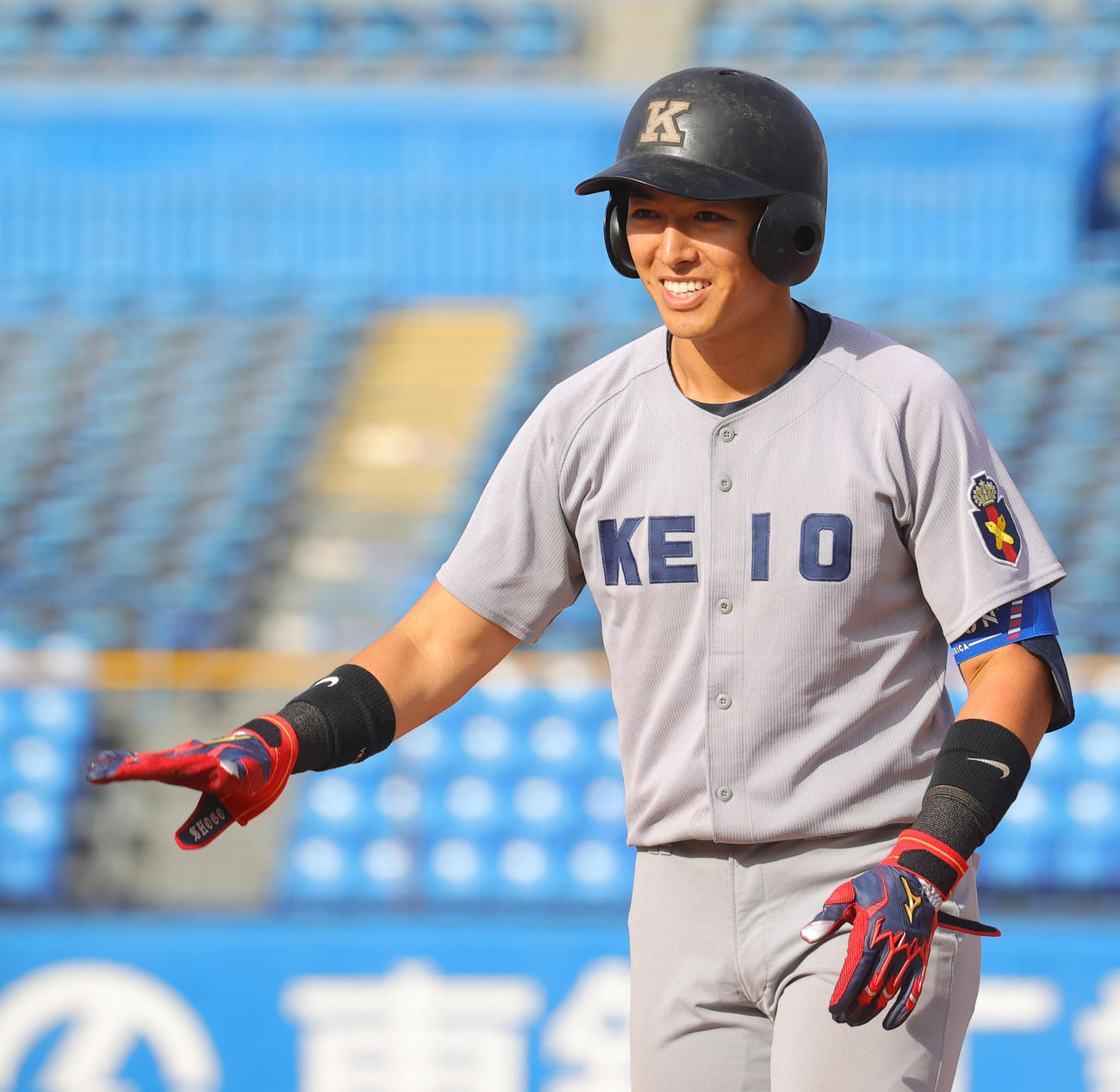 慶大対明大　4回表慶大1死一、二塁、左前打を放ち笑顔の清原（撮影・野上伸悟）