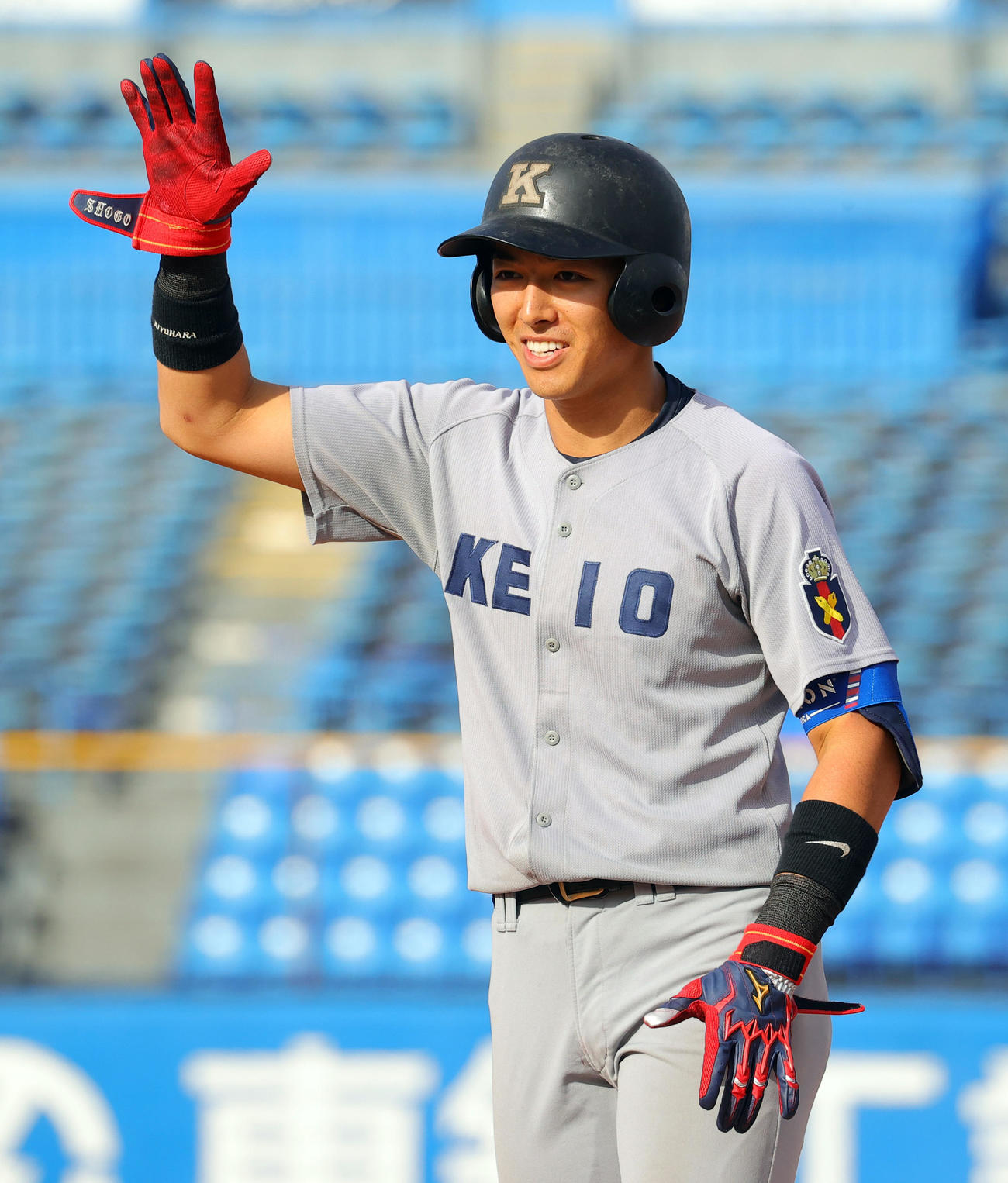 慶大対明大　4回表慶大1死一、二塁、左前打を放ち笑顔の清原（撮影・野上伸悟）