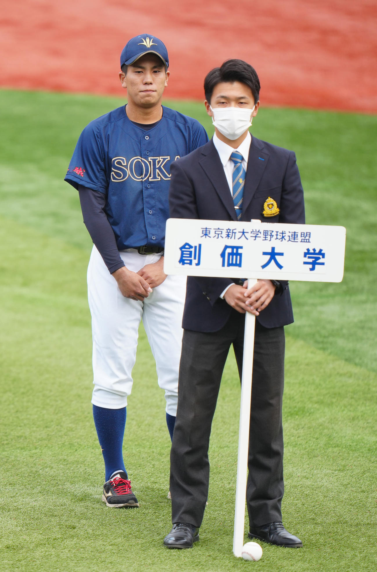 関東地区大学野球選手権の開会式に臨む創価大・門脇（左）（撮影・江口和貴）