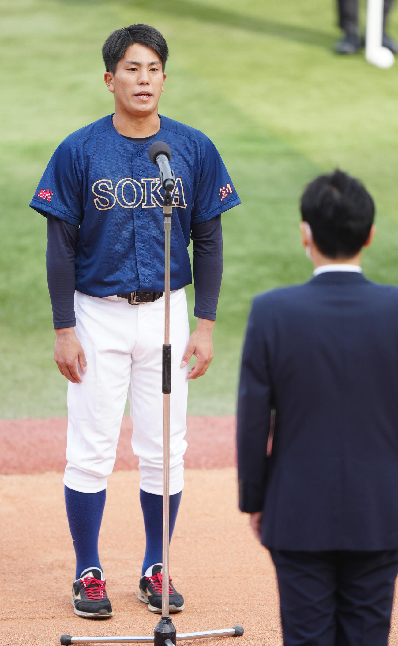 関東地区大学野球選手権の開会式で選手宣誓する創価大・門脇（撮影・江口和貴）
