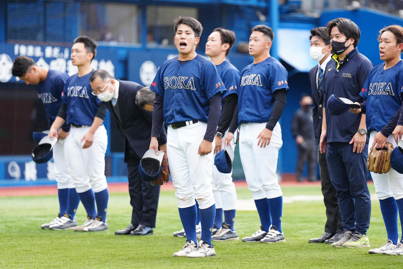 創価大対筑波大　筑波大に勝利し、応援席にあいさつする創価大主将の門脇（中央）（撮影・江口和貴）