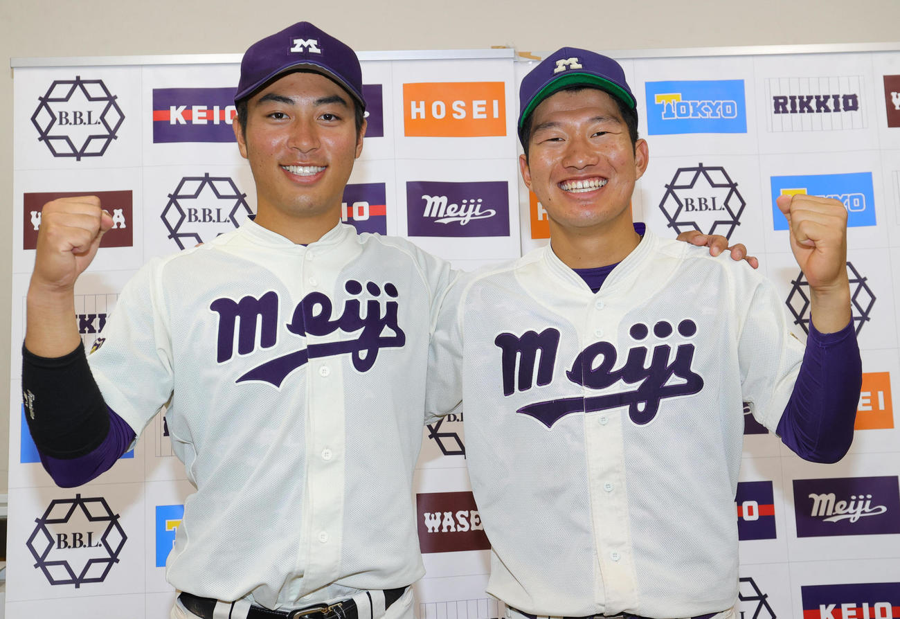 慶大対明大　本塁打を放った水谷（左）と加藤巧は笑顔でガッツポーズ（撮影・野上伸悟）