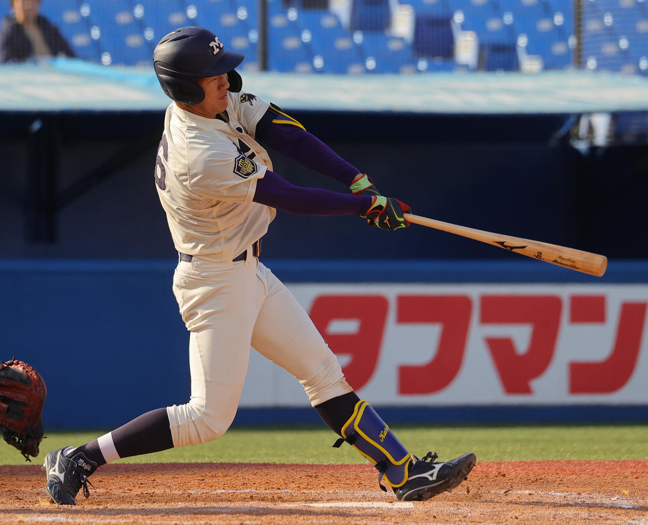 慶大対明大　5回裏明大1死二塁、左越え2点本塁打を放つ加藤巧（撮影・野上伸悟）
