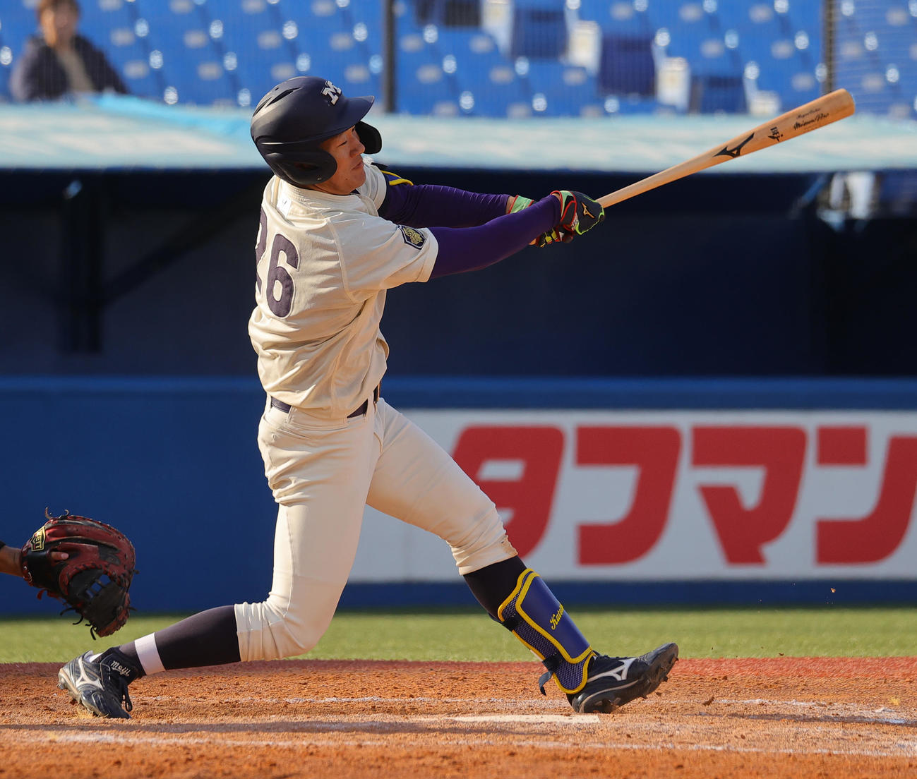 慶大対明大　5回裏明大1死二塁、左越え2点本塁打を放つ加藤巧（撮影・野上伸悟）