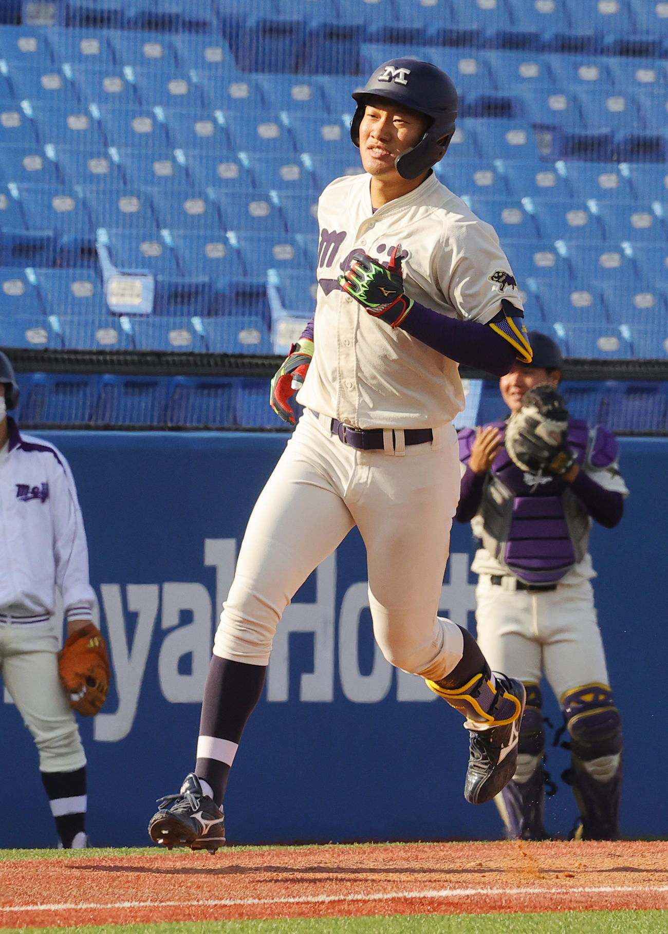 慶大対明大　5回裏明大1死二塁、左越え2点本塁打を放つ加藤巧（撮影・野上伸悟）