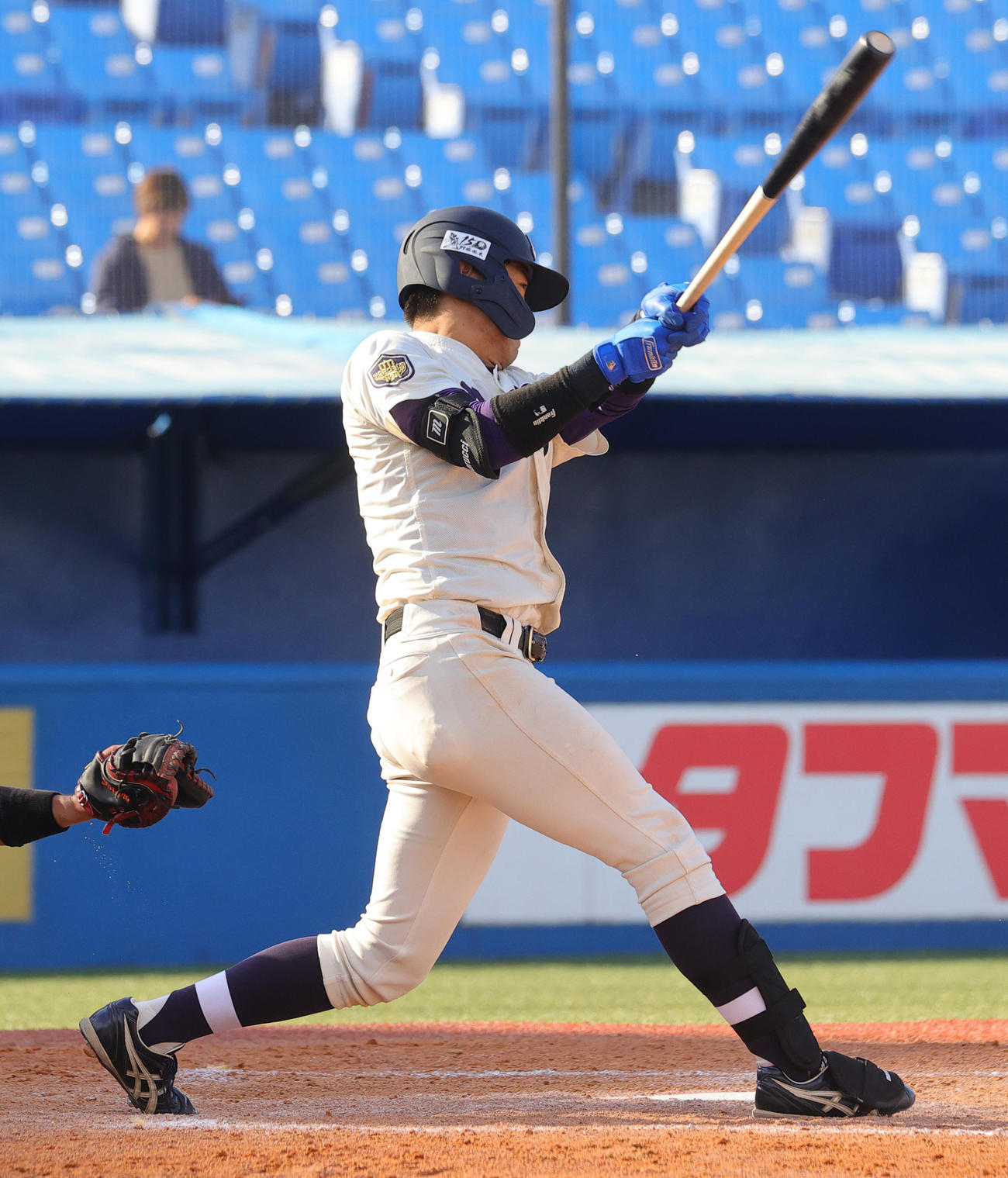 慶大対明大　5回裏明大1死二塁、右越え2点本塁打を放つ水谷（撮影・野上伸悟）