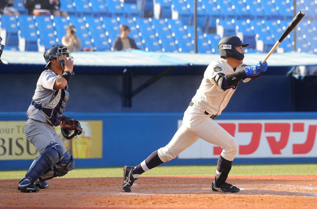 慶大対明大　5回裏明大1死二塁、右越え2点本塁打を放つ水谷（撮影・野上伸悟）