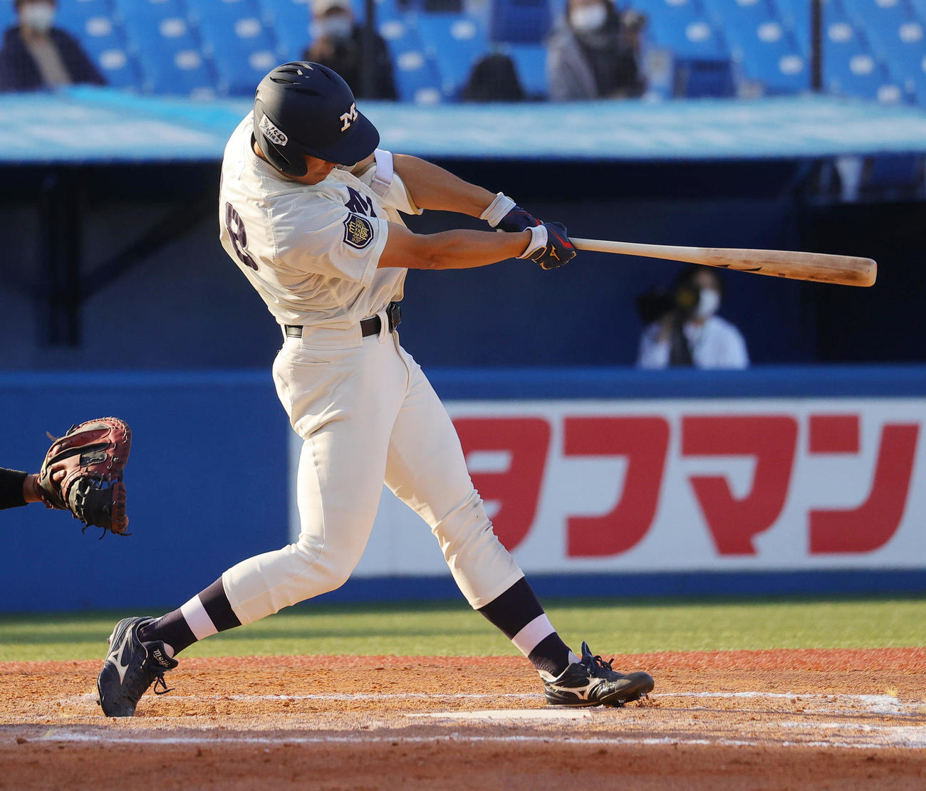 慶大対明大　6回裏明大1死、左越え本塁打を放つ横山（撮影・野上伸悟）