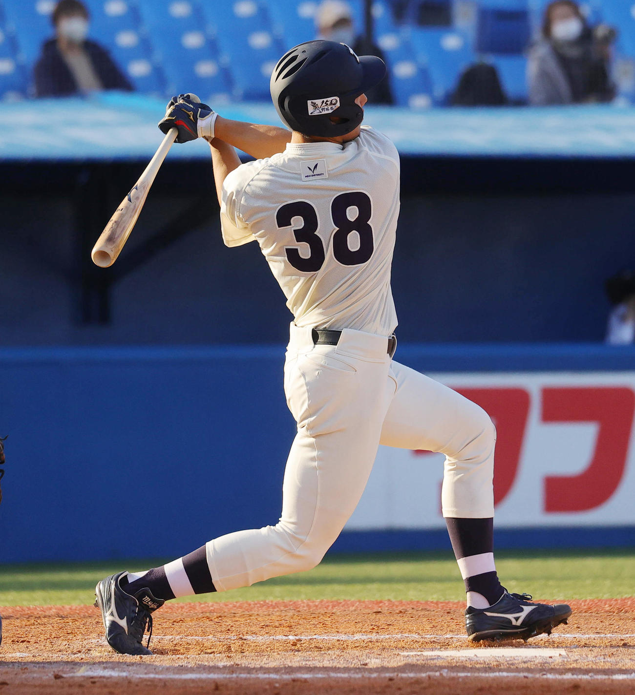 慶大対明大　6回裏明大1死、左越え本塁打を放つ横山（撮影・野上伸悟）