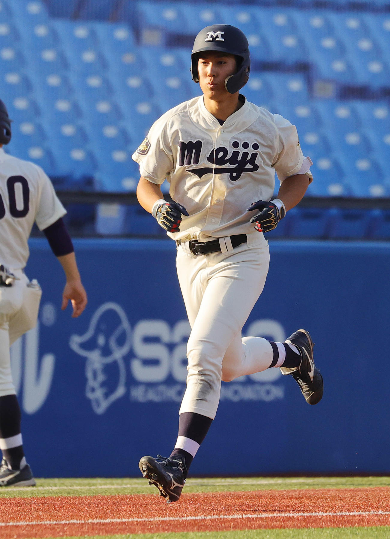 慶大対明大　6回裏明大1死、左越え本塁打を放つ横山（撮影・野上伸悟）