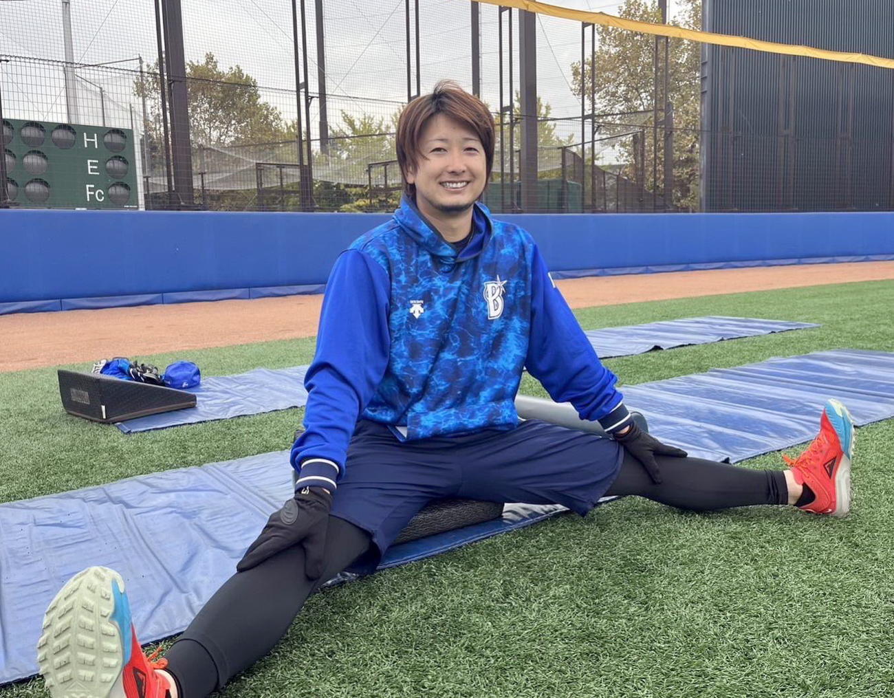 柔軟運動を行うDeNA三嶋（球団提供）