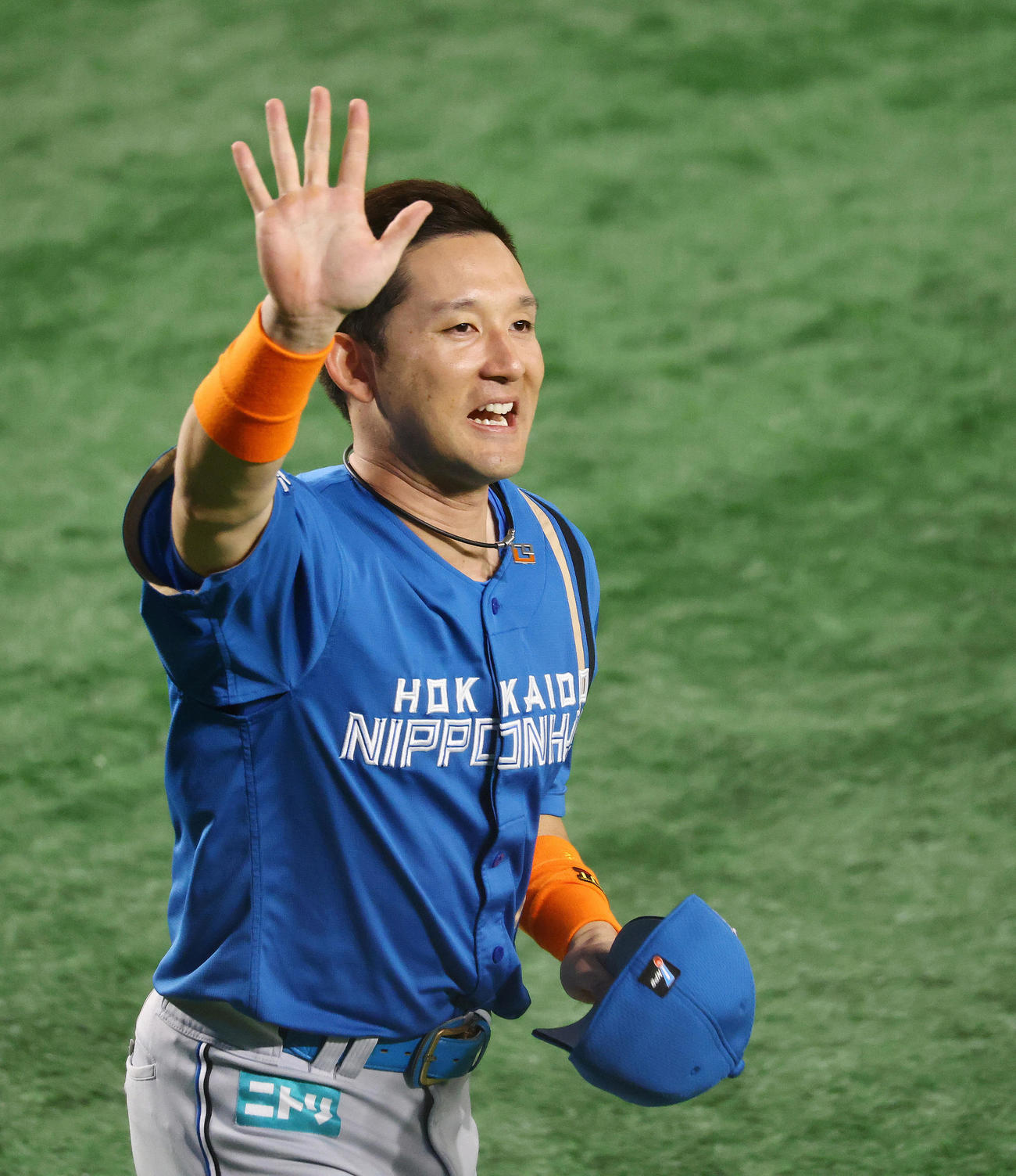 日本代表対日本ハム　試合後、ファンに手を振りながら場内1周する日本ハム杉谷（撮影・垰建太）