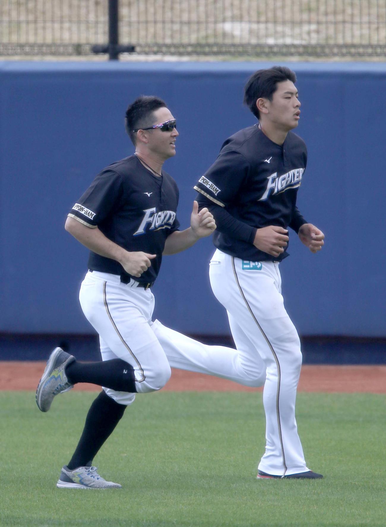ダッシュをする日本ハム時代の杉谷拳士氏（左）と野村佑希（2021年2月3日撮影）