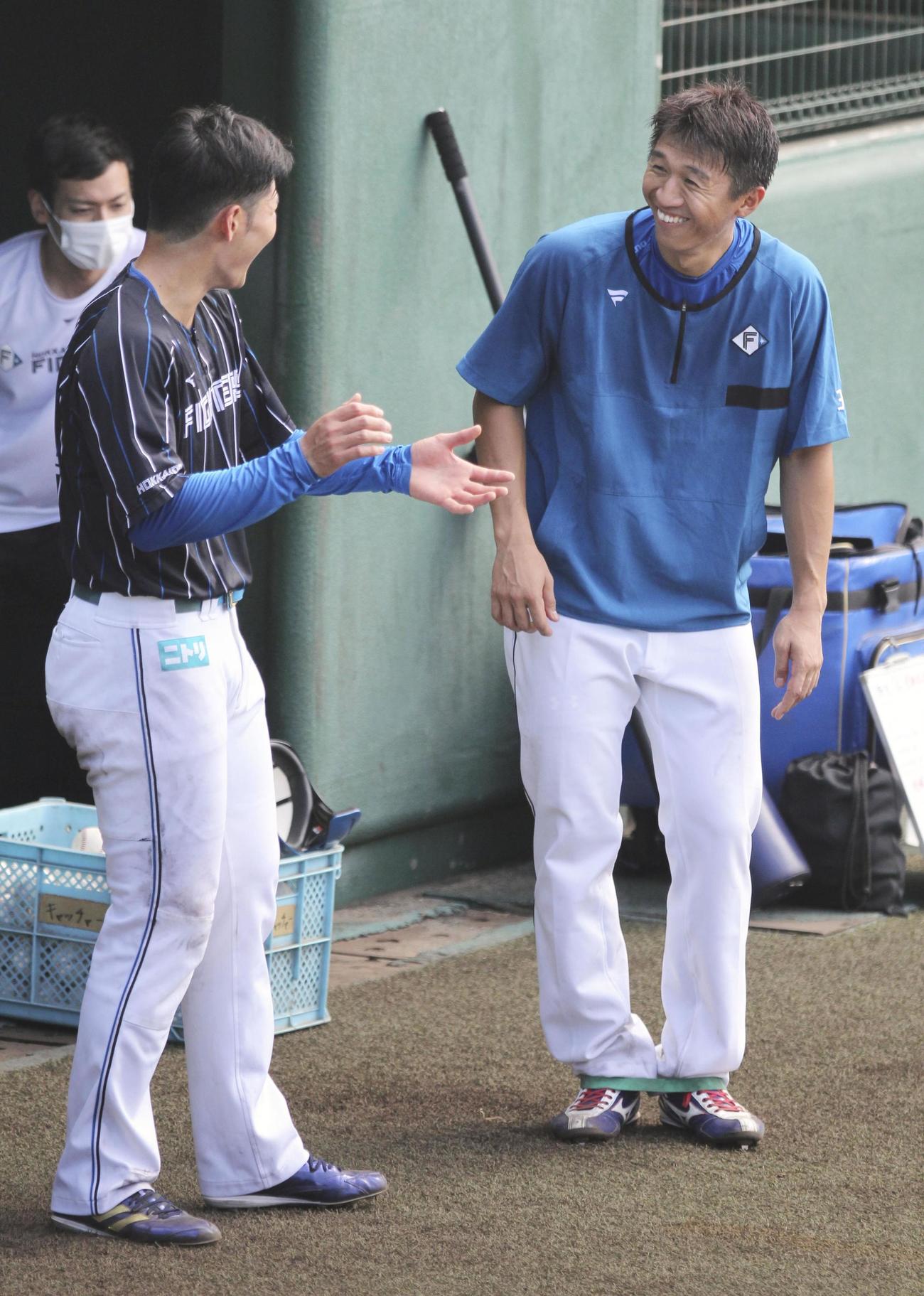 清宮（左）と談笑する日本ハム・加藤豪